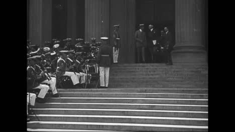 Die-Parade-Zum-Unabhängigkeitstag-Von-1926-Und-Die-Feierlichkeiten-In-Chicago-Umfassen-Den-Arbeitsminister-James-Davis,-Der-Eine-Riesige-Menschenmenge-Am-Logan-Denkmal-Im-Grant-Park-Anspricht