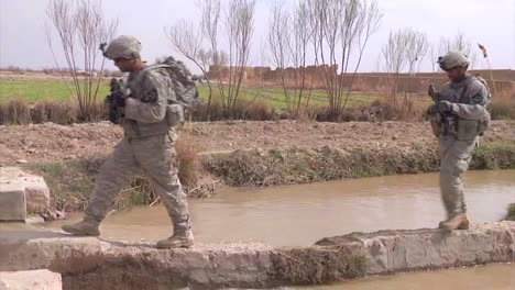 Marinesoldaten-Auf-Patrouille-In-Afghanistan-Geraten-In-Der-Provinz-Helmand-Unter-Beschuss