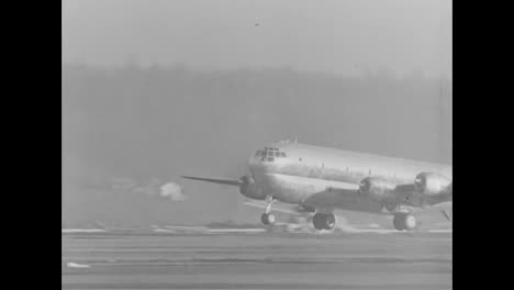 Das-Truppentransportflugzeug-C97-Wird-1945-Eingeführt-1