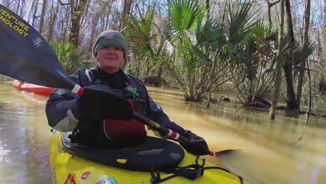 Verschiedene-Aufnahmen-Von-Kajakfahrern,-Die-Durch-Die-Wildnis-Des-Congaree-Nationalparks-In-South-Carolina-Paddeln-3