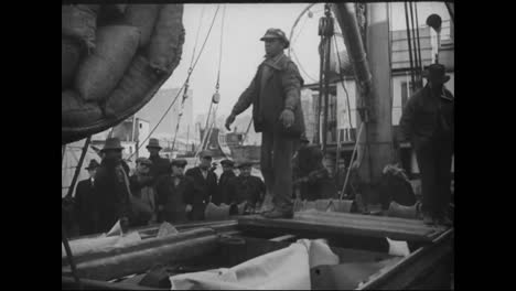 Das-Belgische-Hilfsschiff-Remier-Wird-Im-Hafen-Von-Hoboken-Mit-Truppen-Und-Gütern-Beladen,-Die-Auf-Den-Ersten-Weltkrieg-Zusteuern