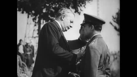 Frankreich-Ehrt-General-Douglas-Macarthur-Mit-Großem-Getöse-In-Den-1930er-Jahren