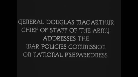 General-Douglas-Macarthur-Spricht-Vor-Der-Kommission-Für-Kriegspolitik-Für-Nationale-Bereitschaft-In-Den-1930er-Jahren