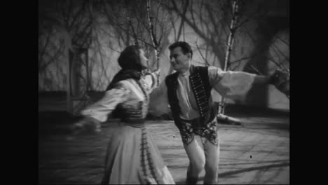 Osteuropäer-Führen-In-Den-1950er-Jahren-Einen-Fröhlichen-Traditionellen-Tanz-Auf
