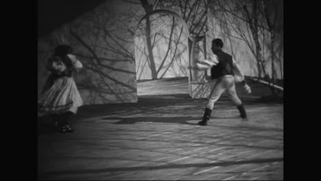 Osteuropäer-Führen-In-Den-1950er-Jahren-Einen-Fröhlichen-Traditionellen-Tanz-Auf-1