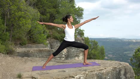 Mujer-haciendo-yoga-fuera-de-44
