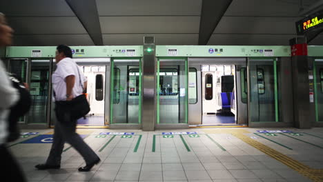 Tokio-Metro-Leute-00