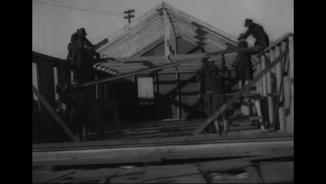 Los-Trabajadores-Construyen-Una-Casa-Prefabricada-En-1918-1