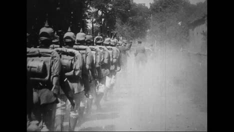 La-Película-De-Guerra-Alemana-Capturada-De-La-Primera-Guerra-Mundial-Muestra-Hombres-Y-Máquinas-Que-Se-Dirigen-Hacia-El-Frente-De-La-Guerra-2