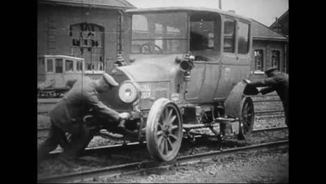 Der-Aufgenommene-Deutsche-Kriegsfilm-Aus-Dem-Ersten-Weltkrieg-Zeigt-Ein-Deutsches-Auto,-Das-Auf-Einer-Bahnstrecke-Fährt