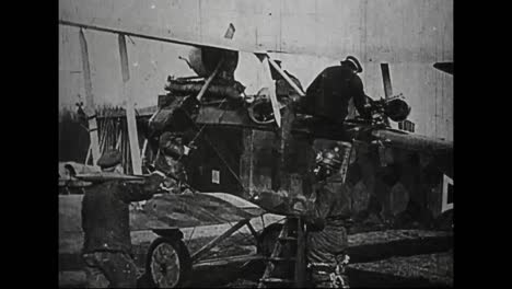 Der-Aufgenommene-Deutsche-Kriegsfilm-Aus-Dem-Ersten-Weltkrieg-Zeigt-Deutsche-Flugzeuge,-Die-Für-Einen-Überfall-Auf-Alliierte-Streitkräfte-Geladen-Werden