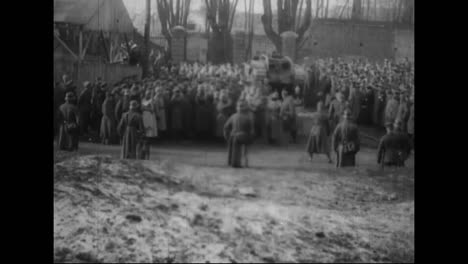 Gefangener-Deutscher-Kriegsfilm-Aus-Dem-Ersten-Weltkrieg-Zeigt-Britische-Panzer,-Die-In-Cambrai-Gefangen-Wurden,-Mit-Kaiser-Wilhelm-Inspizieren
