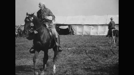 William-F-Cody-Alias-Buffalo-Bill-Reitet-Anfang-Der-1910er-Jahre-Auf-Seinem-Pferd-Horse