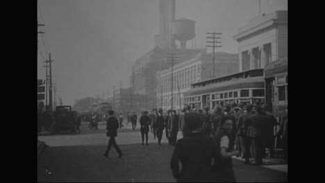 Arbeiter-In-Einer-Automobilfabrik-Gehen-1917-Nach-Einem-Langen-Arbeitstag-Nach-Hause-Und-Überlebende-Des-Bürgerkriegs-Posieren-Für-Die-Kamera