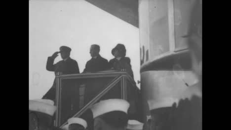Präsident-Und-Frau-Coolidge-Begrüßen-Die-Ankunft-Des-Marineschiffs-Los-Angeles-Im-Bolling-Field-Im-Jahr-1924-19