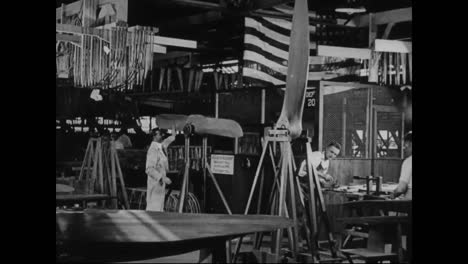Airplanes-Are-Built-In-A-Factory-In-1917-14