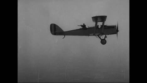 Los-Aviones-Se-Construyen-En-Una-Fábrica-En-1917-Y-Luego-Se-Prueban-En-Vuelo.