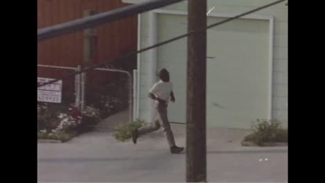 In-Den-1970ern-Wandert-Ein-Junger-Afroamerikaner-Ziellos-Durch-Das-Ghetto-1