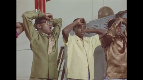 In-Den-1970er-Jahren-Hilft-Boxer-Archie-Moore-Eigensinnigen-Afroamerikanischen-Kindern-Im-Ghetto,-Indem-Er-Ihnen-Boxen-Beibringt-3