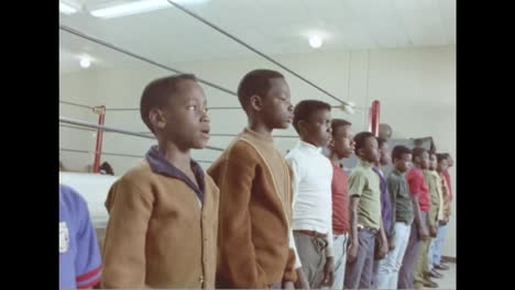 In-Den-1970er-Jahren-Hilft-Boxer-Archie-Moore-Eigensinnigen-Afroamerikanischen-Kindern-Im-Ghetto,-Indem-Er-Ihnen-Das-Boxen-Beibringt-5