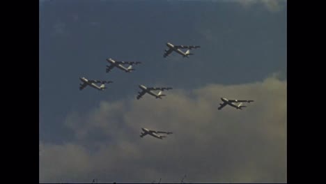 Schauspieler-Jimmy-Stewart-Unterrichtet-Uns-über-Verschiedene-Luftwaffenbomber-Und-Raketensysteme,-Beginnend-Mit-Dem-B47-jet