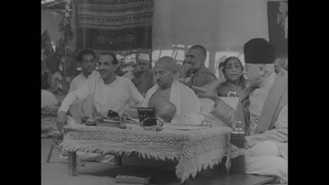 Muslims-Pray-In-The-Jama-Masjod-Mosque-In-Delhi-India-In-1948