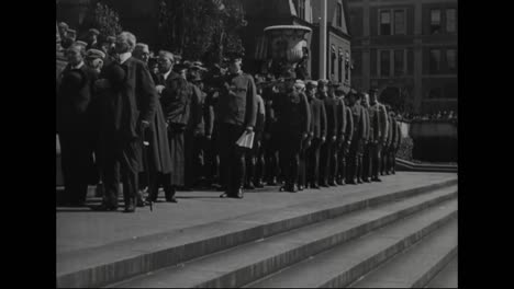 Se-Forma-El-Cuerpo-De-Señales-Del-Ejército-Americano-En-1918-Y-Desfila-En-La-Universidad-De-Columbia
