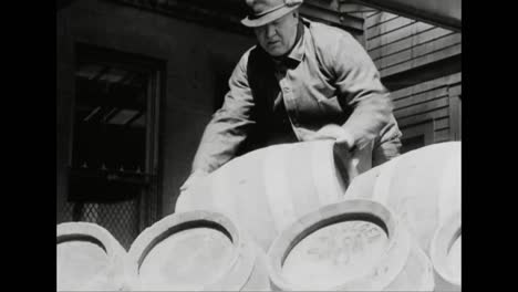 Bier-Wird-Nach-Aufhebung-Des-Verbots-1933-Legalisiert-Und-Eine-Abfüllfabrik-Geht-In-Vollbetrieb-1