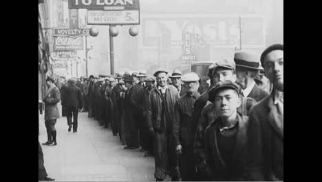 Un-Hombre-De-Negocios-Regala-Abrigos-A-Largas-Filas-De-Hombres-Sin-Empleo-Durante-La-Gran-Depresión-En-1933