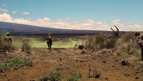 US-Marines-2.-Bataillon-3.-Marineregiment-Führen-Einen-Zuggestützten-Angriff-Während-Der-Übung-Bougainville-Ii-P_hakuloa-Training-Area-Hawaii-11.-Mai-2019-Durch