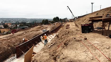 Construcción-De-Barrera-Fronteriza-Primaria-De-San-Diego-Con-Barrera-Secundaria-A-La-Derecha-2019