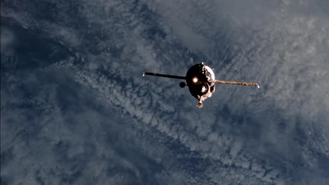 Expedition-5253-Crew-Prepares-To-Dock-To-The-Espacio-Station-2017