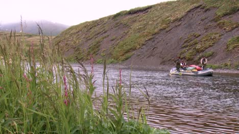 Los-Hombres-Pescan-Desde-Su-Barco-Y-Otros-Peces-Con-Mosca-Reserva-Nacional-De-Vida-Silvestre-De-Montana-2011