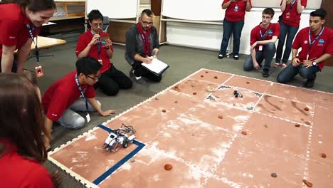 Top-Studenten-Besuchten-Das-NASA-Armstrong-Flight-Research-Center-(AFRC),-Um-An-Einem-Teambasierten-Robotik-Wettbewerb-2016-Teilzunehmen