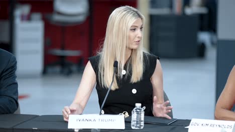 Ivanka-Trump-Visita-El-Centro-De-Innovación-Hyvee-En-Iowa-2019