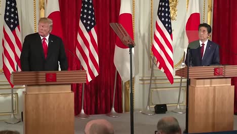 Präsident-Trump-Wird-Nach-Einer-Gemeinsamen-Pressekonferenz-Mit-Dem-Japanischen-Premierminister-Shinzo-Abe-2019-Nach-Nordkorea-Raketentests-Gefragt