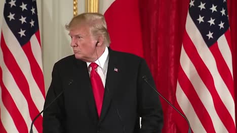 Präsident-Trump-Wird-Gefragt,-Ob-Er-Nicht-Mit-Den-Demokraten-Zusammenarbeiten-Soll,-Bis-Sie-Die-Absprachen-Aufgeben.-Gemeinsame-Pressekonferenz-Mit-Dem-Japanischen-Premierminister-Shinzo-Abe-2019