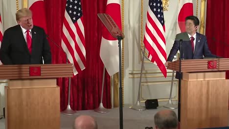 Präsident-Trump-Sagt,-Er-Sei-Nicht-An-TPP-Gebunden-Und-Spricht-über-Einen-Deal-Mit-China.-Gemeinsame-Pressekonferenz-Mit-Dem-Japanischen-Premierminister-Shinzo-Abe-2019