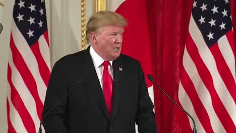 Präsident-Trump-Spricht-über-Unternehmen,-Die-China-Wegen-Der-Zölle-Verlassen,-Gemeinsame-Pressekonferenz-Mit-Dem-Japanischen-Premierminister-Shinzo-Abe-2019