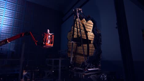 Ein-Ingenieur-Untersucht-Das-James-Webb-Teleskop-Während-Des-Baus-2016