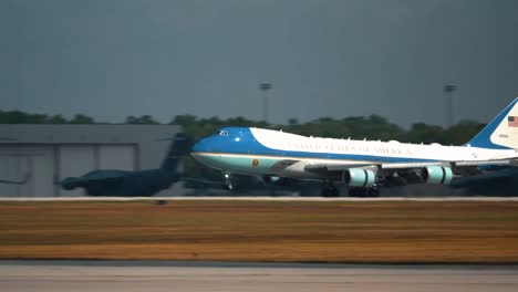 Präsident-Donald-J.-Trump-Und-Die-First-Lady-Melania-Trump-Landen-Am-7.-August-2019-In-Der-Wrightpatterson-Air-Force-Base-In-Ohio