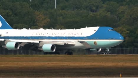 Der-Präsident-Der-Vereinigten-Staaten-Donald-J-Trump-Und-Die-First-Lady-Melania-Trump-Landen-Auf-Dem-Luftwaffenstützpunkt-Wrightpatterson-In-Ohio-Am-7.-August-2019