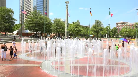 Kinder-Spielen-In-Den-Brunnen-Im-Centennial-Olympic-Park-In-Atlanta-Georgia