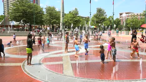 Kinder-Spielen-In-Den-Brunnen-Im-Centennial-Olympic-Park-In-Atlanta-Georgia-1