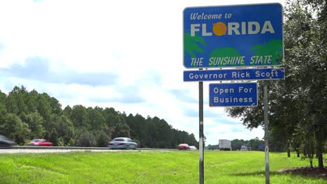 Un-Cartel-De-La-Autopista-Da-La-Bienvenida-A-Los-Visitantes-De-Florida.