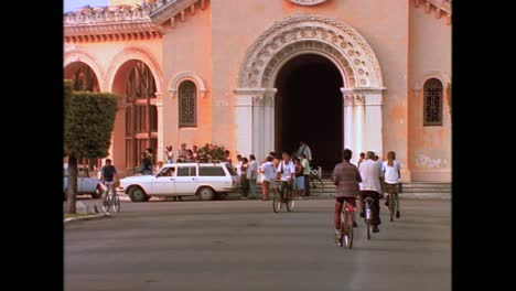 Historic-street-scenes-from-Cuba-in-the-1980s-12