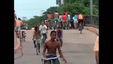 La-Gente-Anda-En-Bicicleta-En-La-Habana,-Cuba,-En-La-Década-De-1980.