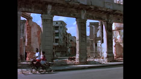 Los-Viejos-Edificios-Deteriorados-Se-Encuentran-Por-Todas-Partes-En-La-Habana,-Cuba-En-La-Década-De-1980.