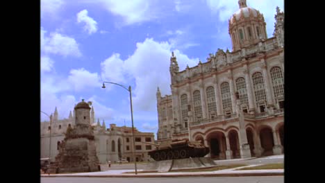 El-Exterior-Del-Museo-De-La-Revolución-Y-La-Gente-Se-Reúne-En-Multitudes-Para-Hablar-De-Béisbol-En-La-Habana,-Cuba-En-La-Década-De-1980.