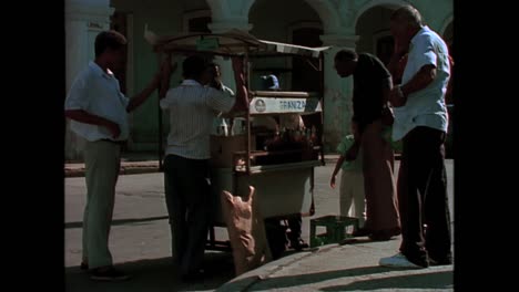 Verschiedene-Aufnahmen-Von-Havanna-Kuba-In-Den-1980er-Jahren-Mit-Arbeitern-Und-Dem-Hauptgebäude-1